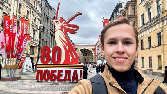 Jakub Zieba žije v Rusku, fotí se tam s obrazy a bustami Stalina, kterého zároveň otevřeně chválí, a natáčí videa, v nichž tamní život vychvaluje.