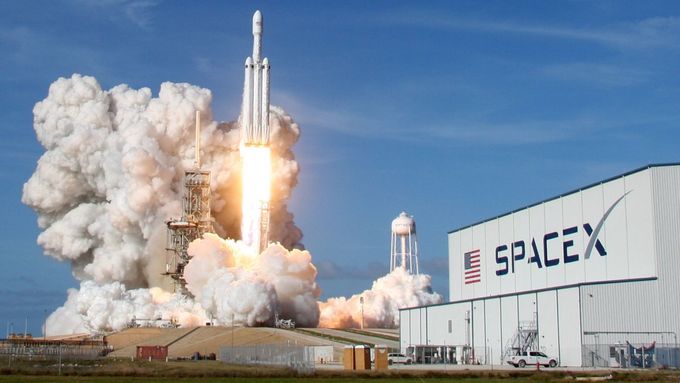 Úspěšný start rakety Falcon Heavy.