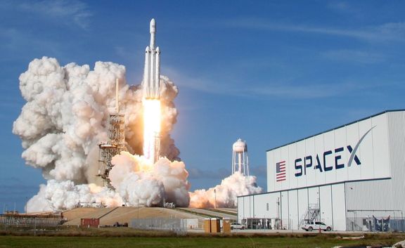 Start rakety Falcon Heavy společnosti SpaceX.