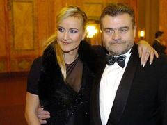 Ve věku 68 let zemřel 28. ledna hudební skladatel Karel Svoboda (na archivním snímku z 16. prosince 2005 s manželkou Vendulou). Údajně spáchal sebevraždu na zahradě svého domu v Jevanech.
