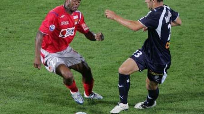 Lyonský Sylvain Wiltord bojuje o míč s Florianem Marangem z Girondins Bordeaux na stadionu v Bordeaux.
