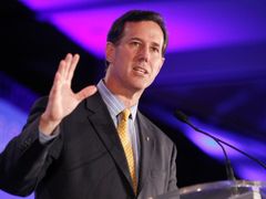 Problém Santoruma tkví v tom, že neklade důraz na hlavní starosti většiny Američanů.
