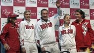 Ruský fedcupový tým před utkáním v Izraeli ve složení: (zleva)Jelena Vesninová, Maria Šarapovová,kaptán Šamil Tarpiščev, Anna Čekvetadzeová a Dinara Safinová.