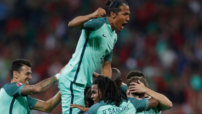Radost portugalských fotbalistů po postupu do finále Eura.