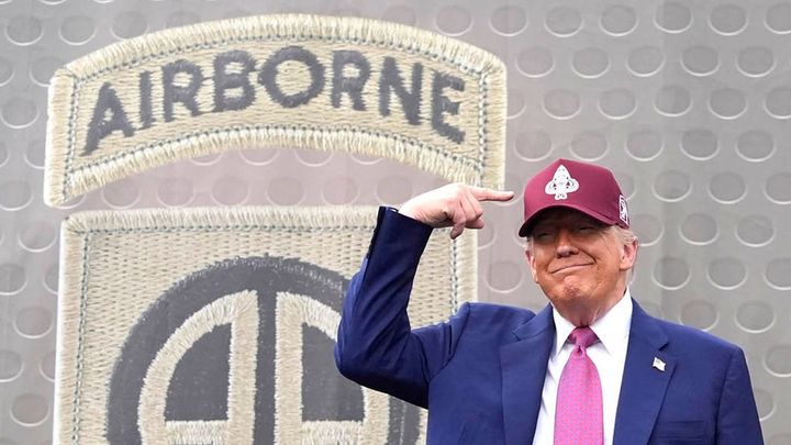 Trump slaví na Fort Bragg. Základna má staré jméno, ale oslavuje úplně nového hrdinu!