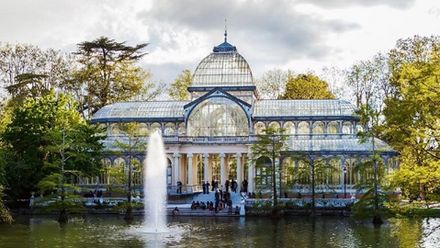 Instamísta: Velkolepý křišťálový palác v zahradách okouzlí romaniky v centru Madridu