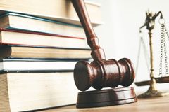 Šest Bulharů usvědčených ze špionáže pro Rusko poslal londýnský soud za mříže