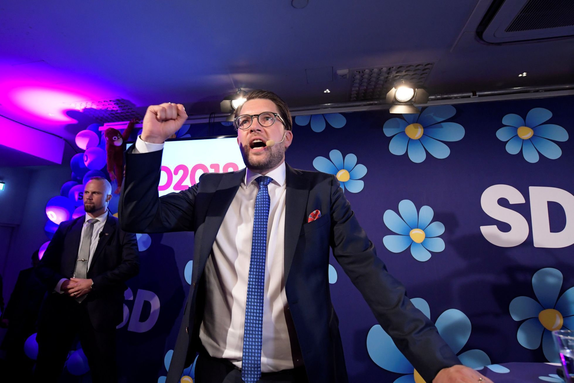 Předseda Švédských demokratů Jimie Akkeson při vyhlašování volebních výsledků.