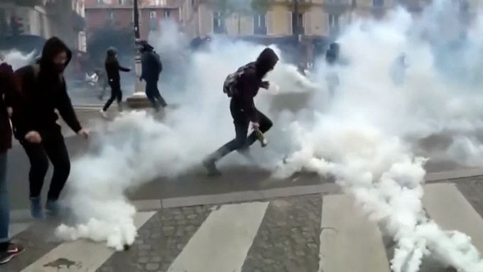 V Paříži vyšli demonstranti do ulic. Nechtějí Le Penovou za prezidentku Francie