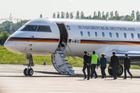 Pracovnice letiště si fotila letoun Merkelové. Nezabrzdila auto a to do něj narazilo