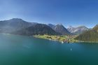 Jezero Achensee se rozprostírá mezi pohořími Karwendel a Rofan v Tyrolsku, zhruba 48 kilometrů od Innsbrucku. Pro jeho polohu se mu přezdívá rakouský fjord.