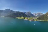 Jezero Achensee se rozprostírá mezi pohořími Karwendel a Rofan v Tyrolsku, zhruba 48 kilometrů od Innsbrucku. Pro jeho polohu se mu přezdívá rakouský fjord.
