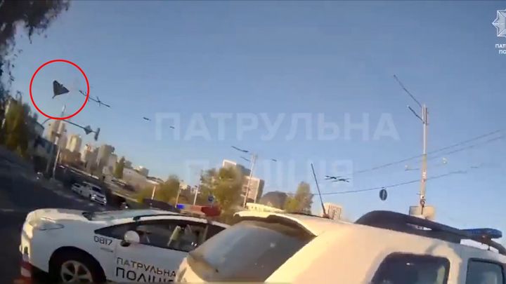Pálí tím, co mají. Ukrajinští policisté zveřejnili mrazivé video ze střelby na drony; Zdroj foto: Aktuálně.cz/Twitter/IAPonomarenko