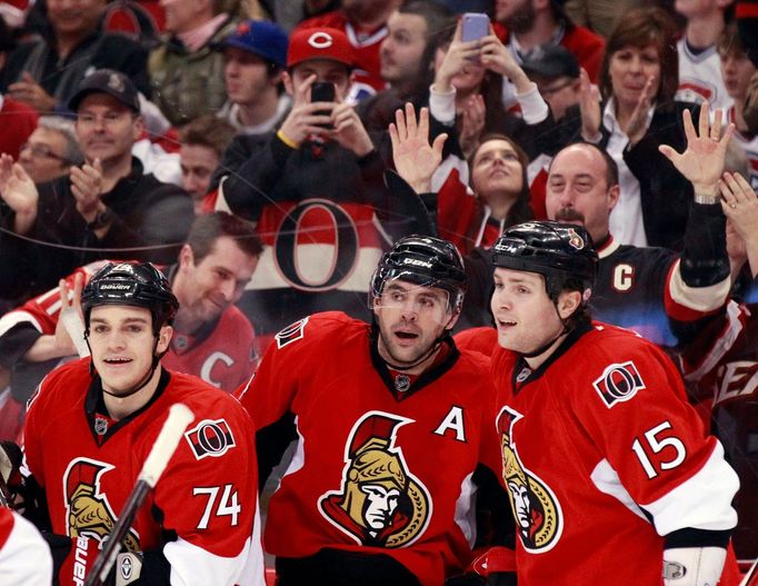 Hokejisté Ottawy se radují z jednoho z gólů, díky němuž porazili 5:1 Montreal.