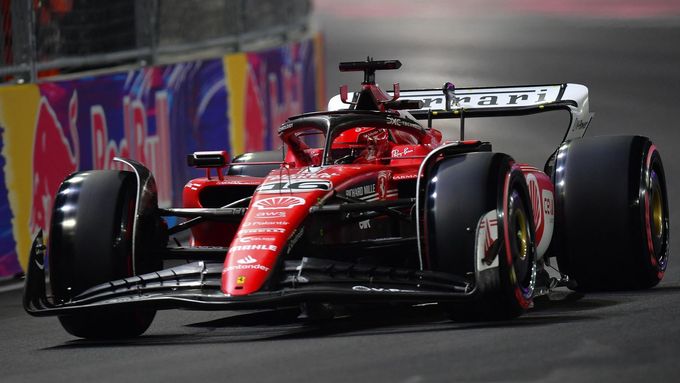 Charles Leclerc ve Ferrari při VC Las Vegas formule 1 2023