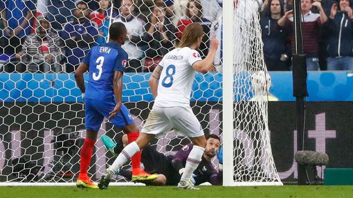 Euro 2016, Francie-Island: Birkir Bjarnason dává gól na 5:2