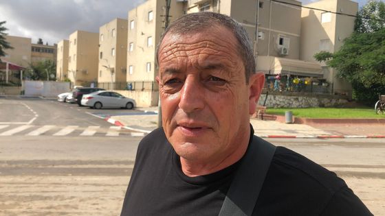 Kobi se samopalem přes rameno u bývalé policejní stanice ve Sderotu.