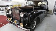 Hned na začátku vás uvítá Titův Rolls-Royce Silver Wraith z roku 1952 s karoserií Mulliner.