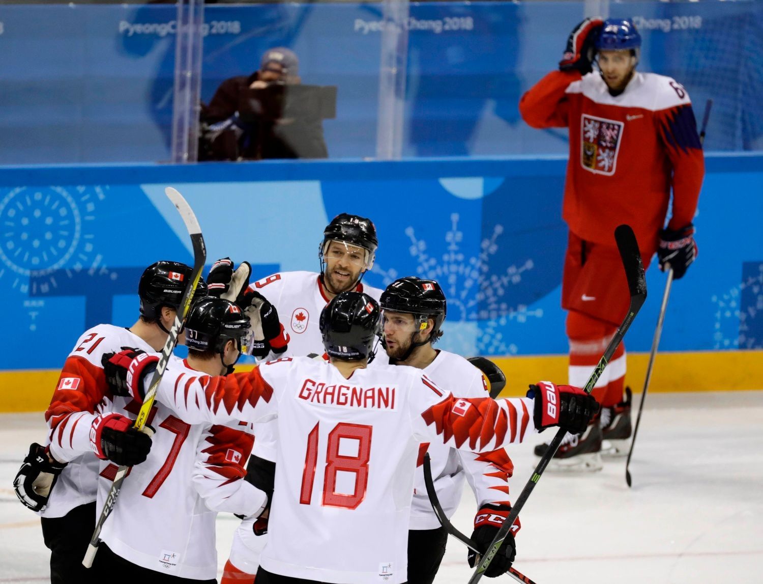 Kanaďané slaví gól v zápase o 3. místo Česko - Kanada na ZOH 2018