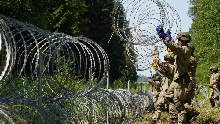 V Polsku našli těla tří mrtvých migrantů. Armáda staví plot na hranici s Běloruskem; Zdroj foto: Reuters