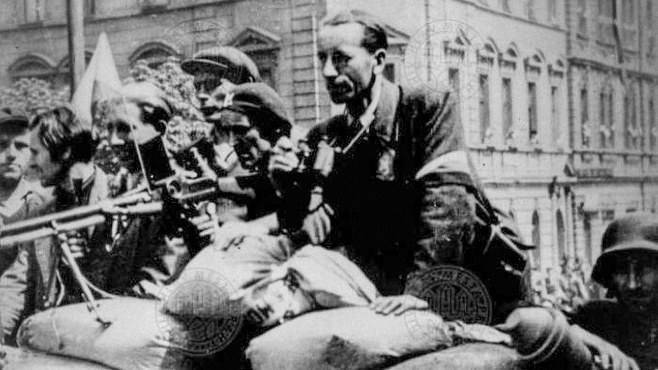 Pražské barikády v plamenech: neznámé snímky odhalují drama posledních dnů války