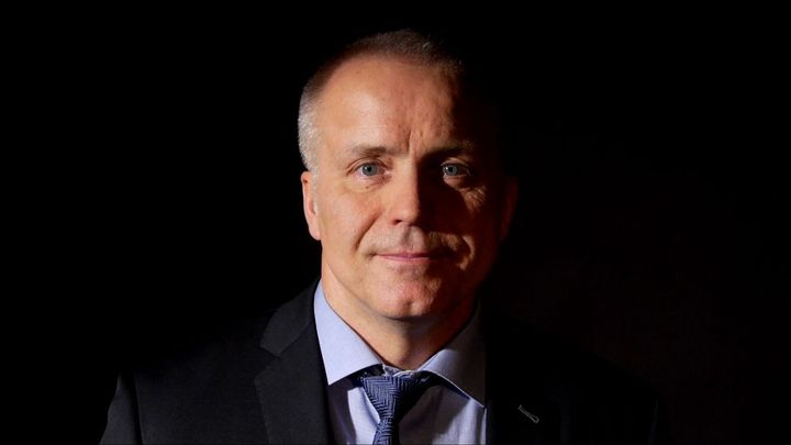 Miliardář Sehnal se nechal přednostně naočkovat, vydával se za zdravotníka