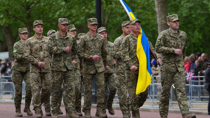 Ukrajinská armáda se zúčastnila vojenské přehlídky v Londýně. Rusko Británii pravidelně vyhrožuje