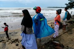Držte se dál od pobřeží, varují indonéské úřady. Obávají se další tsunami