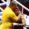 Brazilská boxerka Adriana Arujová se svým trenérem slaví vítězství nad Ruskou Sofyou Očigavovou na OH 2012 v Londýně.