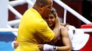 Brazilská boxerka Adriana Arujová se svým trenérem slaví vítězství nad Ruskou Sofyou Očigavovou na OH 2012 v Londýně.