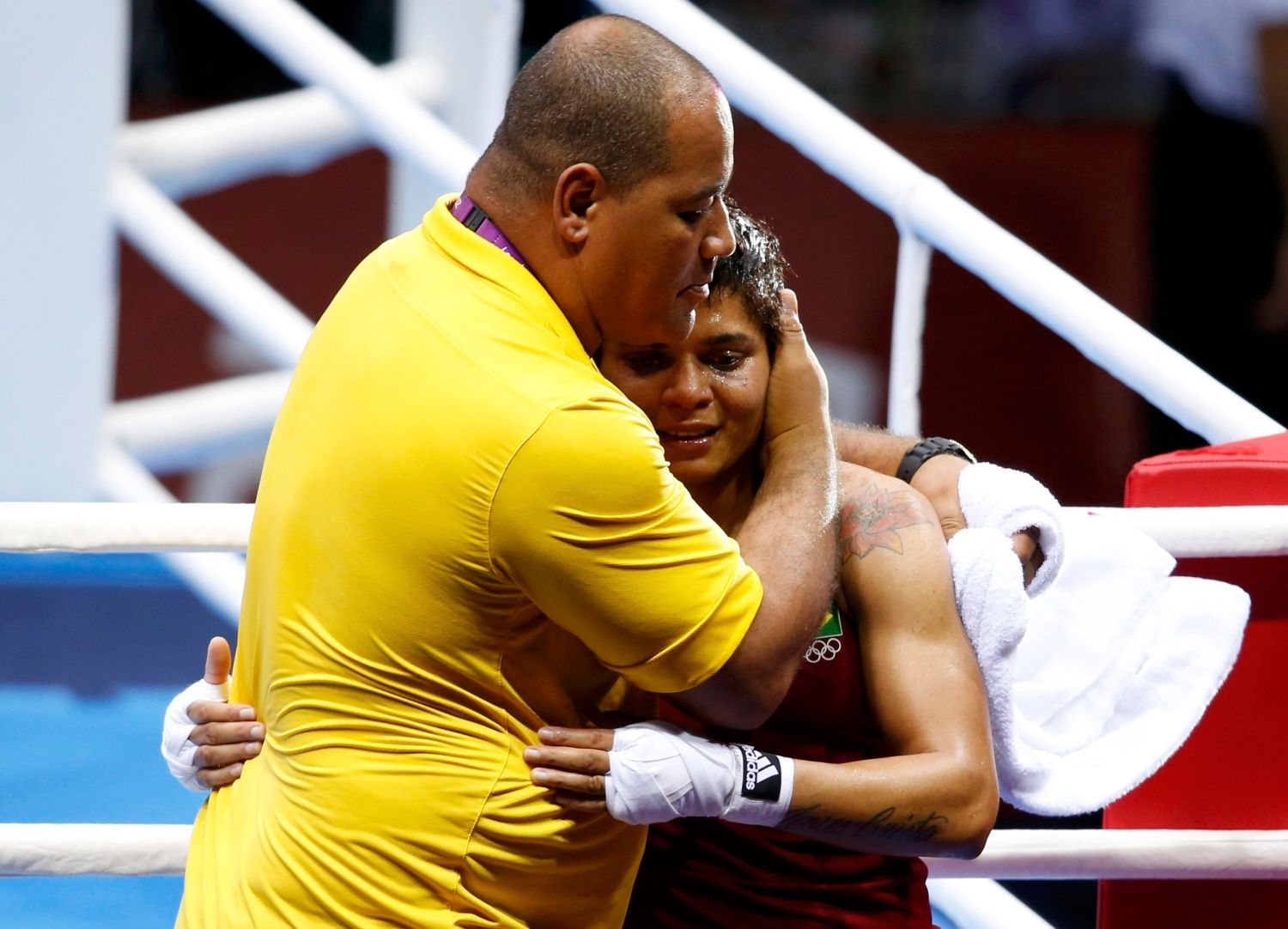 Brazilská boxerka Adriana Arujová se svým trenérem slaví vítězství nad Ruskou Sofyou Očigavovou na OH 2012 v Londýně.