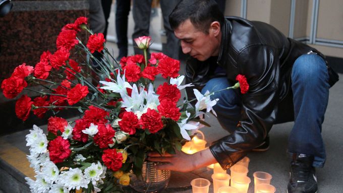 Uctění památky obětí útoku v Petrohradu.