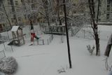 V Praze napadlo přes 10 cm a stále sněží.