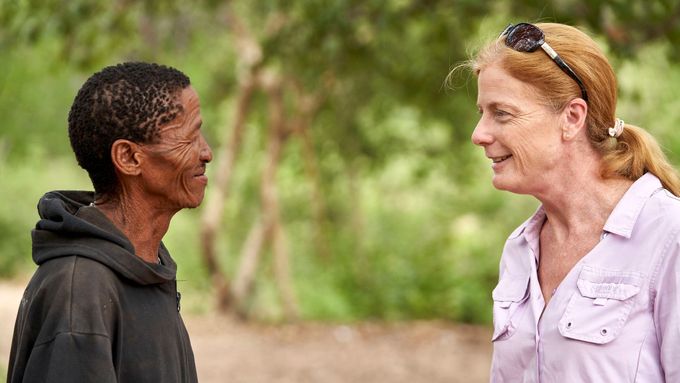 Vědkyně Vanessa Hayesová při rozhovoru s jedním z Khoisanů.