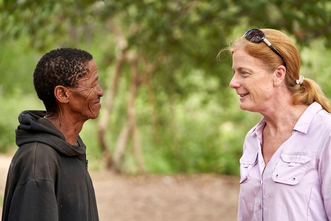 Vědkyně Vanessa Hayesová při rozhovoru s jedním z Khoisanů.