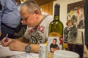 Značka Kajínek: Na besedách mohou fanoušci koupit svítivě zelené tílko i víno "pro odvážné"