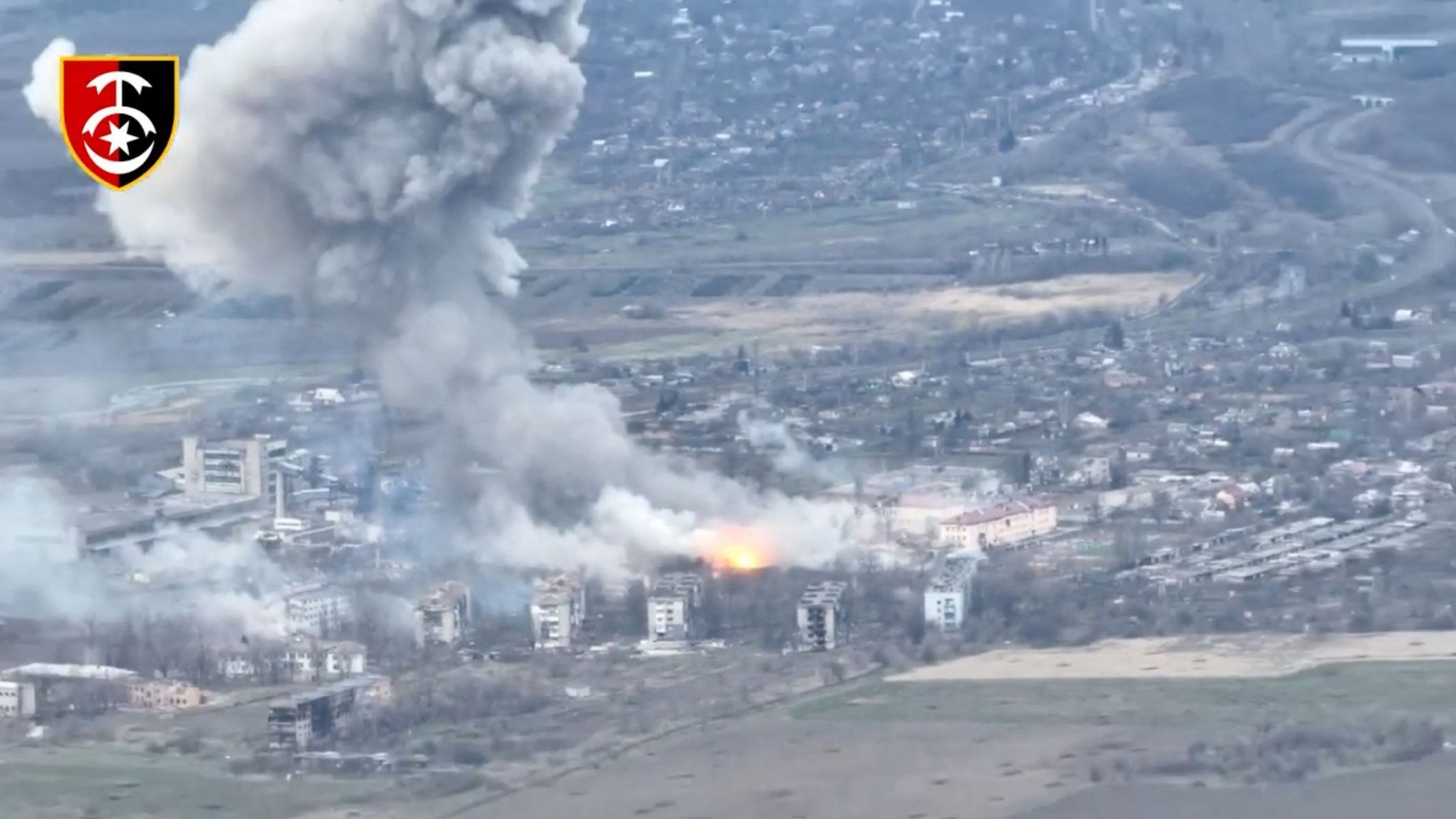 Ukrajinská armáda zveřejnila záběr z dronu, na kterém hoří sklad ruské munice nedaleko Doněcka.
