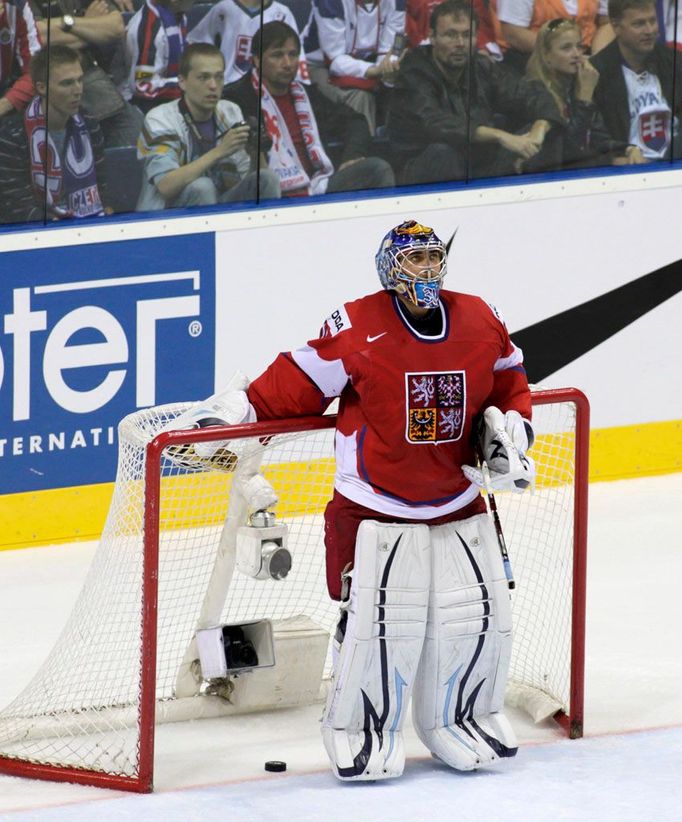 Brankář Ondřej Pavelec po posledním z pěti gólů.