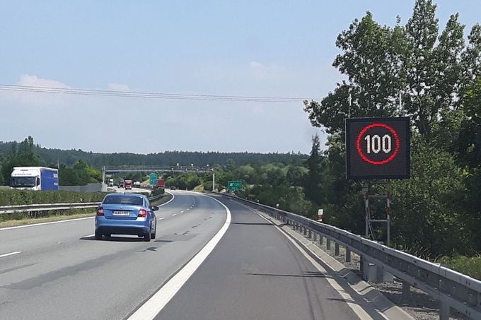 Ředitelství silnic a dálnic na některých úsecích využívá podobnou technologii jako v Německu či Rakousku.