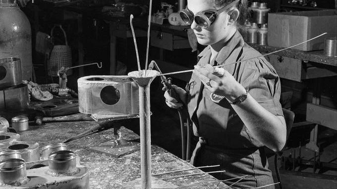 Dívka na snímku svařuje díly pro bitevní letouny a střemhlavé bombardéry Vultee A-31 Vengeance. Nashville, Tennessee, 1942.