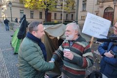 Chartista drží hladovku kvůli nízkým penzím disidentů. Politici slibují řešení