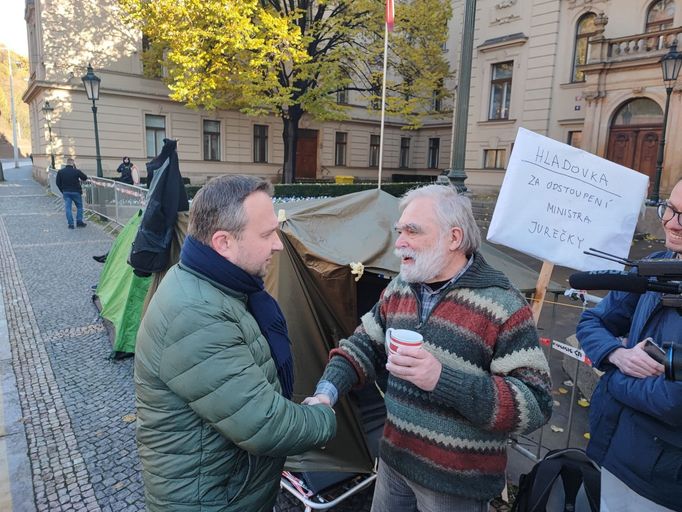 Disident Jiří Gruntorád drží hladovku před Úřadem vlády a vyzývá ministra Jurečku k rezignaci.