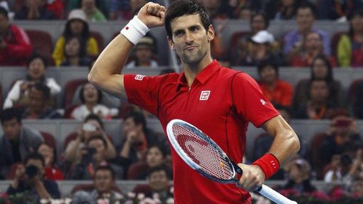 Novak Djokovič se raduje po výhře nad Rafaelem Nadalem z triumfu na turnaji v Pekingu.