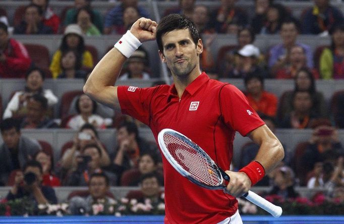 Novak Djokovič se raduje po výhře nad Rafaelem Nadalem z triumfu na turnaji v Pekingu.