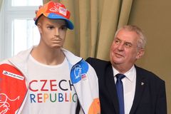 Prezident Zeman si zkusil čepici pro olympioniky a kritizoval cyklistický svaz