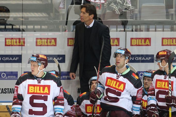 3. kolo hokejové Tipsport extraligy, HC Sparta Praha - HC Oceláři Třinec: Trenér Sparty Uwe Krupp.