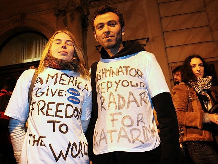 Protestní akce proti americké radarové základně před budovou vlády