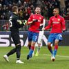 fotbal, Liga mistrů 2018/2019, CSKA Moskva - Plzeň, Igor Akinfejev přijímá gratulace k chycené penaltě