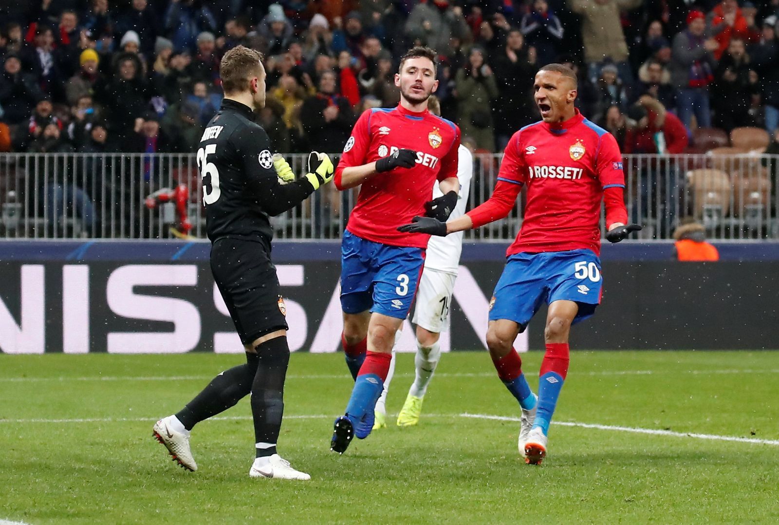 fotbal, Liga mistrů 2018/2019, CSKA Moskva - Plzeň, Igor Akinfejev přijímá gratulace k chycené penaltě