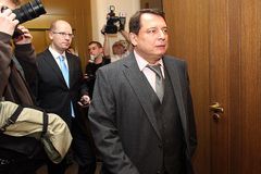 Dokument: Svrhněme vládu hospodářského skanzenu